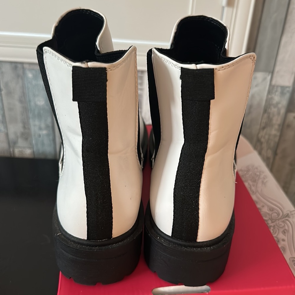 White boots - Picture 3 of 4